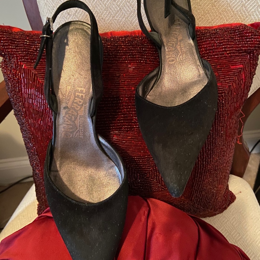 Suave pony heel pump with striped heel